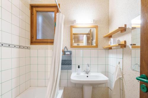 une salle de bain avec un lavabo, des toilettes et un miroir dans l'établissement La Cime des 4 - Vue sur la vallée à La Bresse, à La Bresse