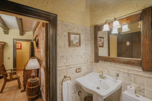 une salle de bain avec un lavabo et un miroir dans l'établissement Casa Rural De La Anunciada, à Urueña