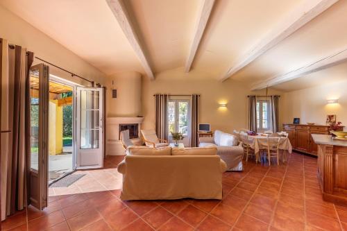 un salon avec des canapés et une table dans l'établissement L'horizon Vert - Avec piscine et parking privé, à Artignosc-sur-Verdon