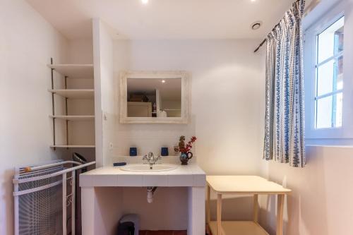 a bathroom with a sink and a mirror at L'horizon Vert - Avec piscine et parking privé in Artignosc-sur-Verdon