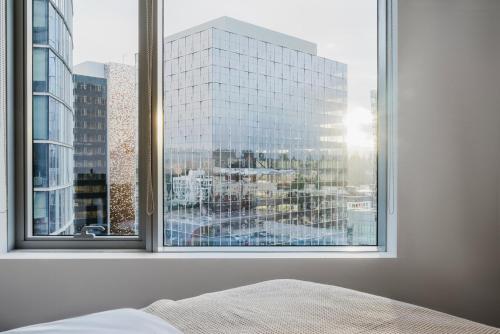 Postel nebo postele na pokoji v ubytování Blueground Bellevue pool nr parks SEA-804