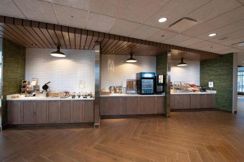 a large room with aasteryasteryasteryasteryasteryasteryasteryasteryasteryasteryastery at Fairfield by Marriott Edmonton International Airport in Edmonton