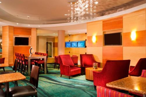 Televisyen dan/atau pusat hiburan di SpringHill Suites Gainesville