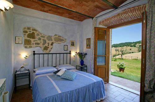 1 dormitorio con 1 cama con una jirafa en la pared en Agriturismo D' Epoca La Marianella, en Catabbio