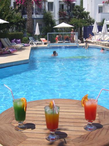 Bazén v ubytování Serhan Hotel nebo v jeho okolí