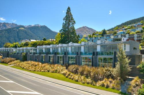 
a city street with houses and trees at Swiss-Belsuites Pounamu Queenstown in Queenstown
