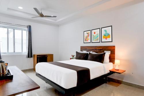 En eller flere senge i et værelse på FabHotel Sri Jahnavi