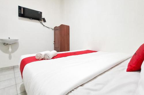 Postel nebo postele na pokoji v ubytování RedDoorz Syariah at Jalan Panglima Sudirman Probolinggo