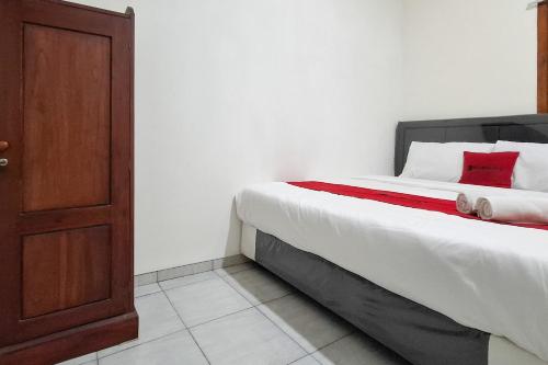 Postel nebo postele na pokoji v ubytování RedDoorz Syariah at Jalan Panglima Sudirman Probolinggo