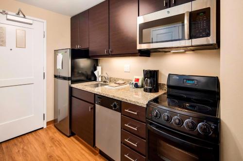 a kitchen with a stove and a microwave at TownePlace Suites by Marriott Bellingham in Bellingham