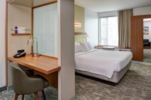 Una cama o camas en una habitación de SpringHill Suites by Marriott Saginaw