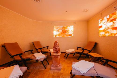 a waiting room with chairs and a table at Hotel am Schlosspark in Gotha