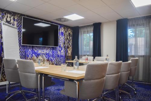 a conference room with a long table and chairs at Best Western Plus Le Conquerant Rouen Nord in Bois-Guillaume