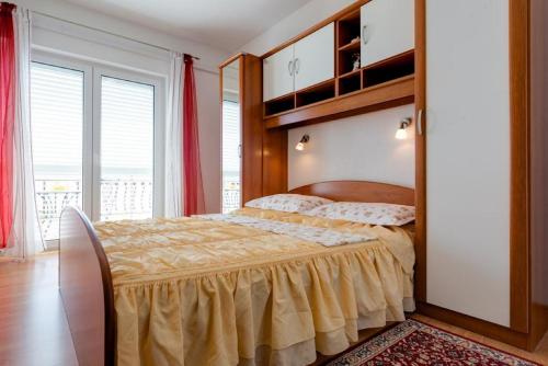 Un dormitorio con una cama y una ventana grande. en Apartment Tafra 3, en Lokva Rogoznica