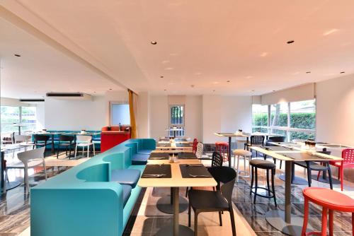 The Grass Serviced Suites tesisinde bir oturma alanı