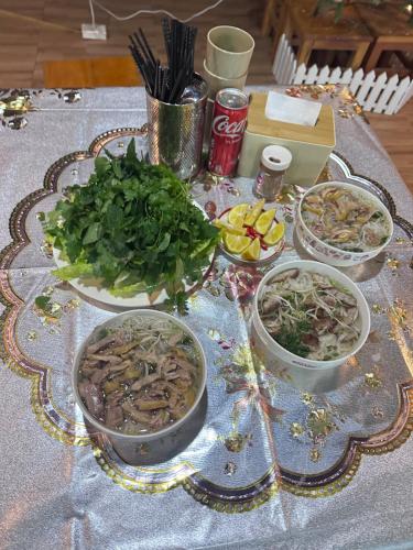 een tafel met drie kommen eten op een tafel bij Homestay Núi Đá Tả Phìn in Sa Pa
