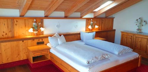 Postel nebo postele na pokoji v ubytování Alpenotel Rosenhof Ruhpolding, Wellness, Chiemgau Karte, Travelingo Bonus Programm