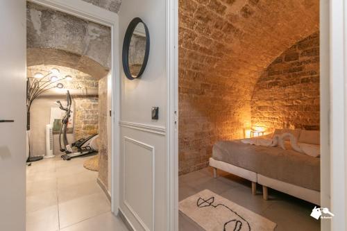 une chambre avec un lit et un mur de briques dans l'établissement MBA Luxury Appart - Tracy 2 - Proche du Musée du Louvre, à Paris