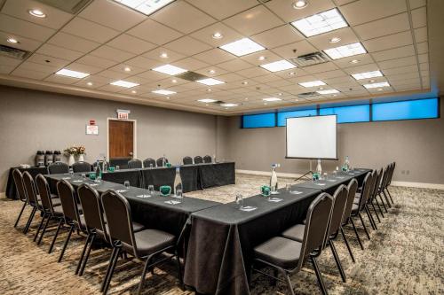 Zona business o sala conferenze di SpringHill Suites Chicago Downtown/River North
