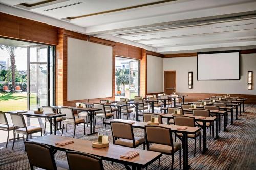Ein Restaurant oder anderes Speiselokal in der Unterkunft Marriott Irvine Spectrum 