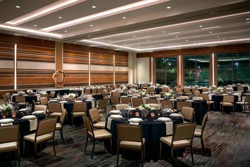 Ein Restaurant oder anderes Speiselokal in der Unterkunft Marriott Irvine Spectrum 