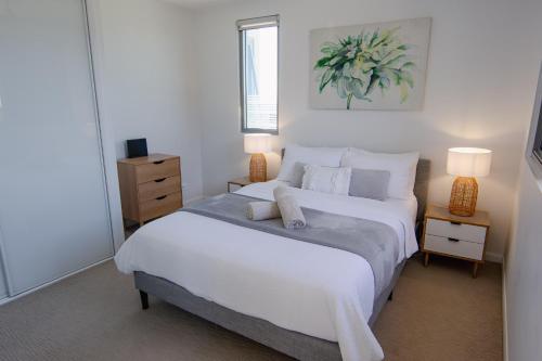 Postel nebo postele na pokoji v ubytování Nova Apartment Mooloolaba Beach