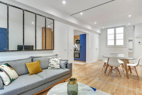 un salon avec un canapé et une table dans l'établissement Flexliving - T2 - Bretagne, à Paris