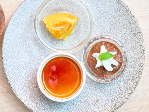 ein Teller mit einer Schüssel Essen und einer Tasse Soße in der Unterkunft Richmond Hotel Namba Daikokucho in Osaka