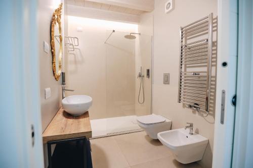 łazienka z umywalką, toaletą i prysznicem w obiekcie Ponte dei Voltoni Apartment w mieście Peschiera del Garda