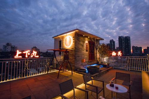 Ein Balkon oder eine Terrasse in der Unterkunft Stargazing Platform Inn--Guangzhou ChenClanAcademy & ShaMian & YongQingFang Branch