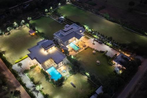 an overhead view of a large house with a pool at StayVista at The Francolin Farm with Free Breakfast, Infinity Pool & Jacuzzi in Sohna