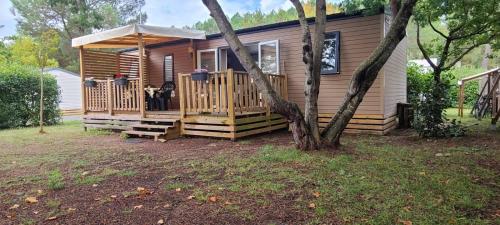 Zahrada ubytování Mobilhome 6 personnes climatisation, TV, lave-vaisselle, 2 salle de bain, 3 chambres au camping Les Vignes à Lit-et-Mixe dans les Landes avec piscine,