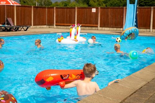un gruppo di bambini che giocano in piscina di Hestehaven Camping a Glesborg