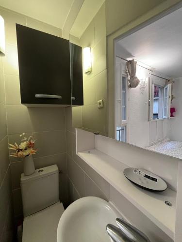 une salle de bain avec des toilettes blanches et un miroir dans l'établissement Dream Dwell Paris-Apart at the heart of 3e Marais District, à Paris