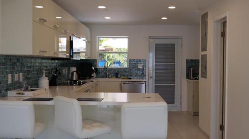 Kuchyň nebo kuchyňský kout v ubytování 217B Jolly Harbour Antigua - Clearwater Villa