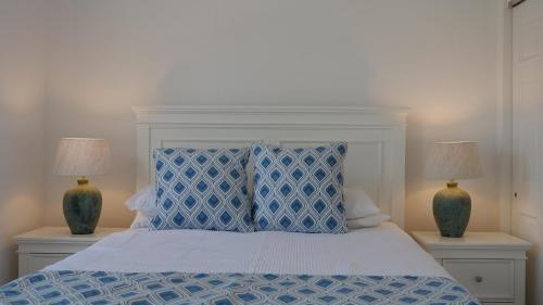 Postel nebo postele na pokoji v ubytování 217B Jolly Harbour Antigua - Clearwater Villa