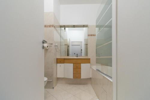 une salle de bain avec un lavabo, des toilettes et un miroir dans l'établissement Appartement 2 personnes proche Beaugrenelle - II, à Paris