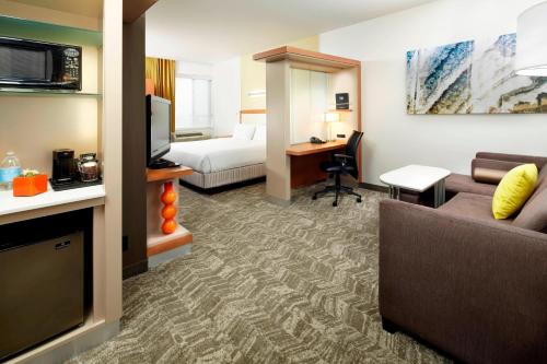 TV a/nebo společenská místnost v ubytování SpringHill Suites by Marriott Chicago Waukegan/Gurnee