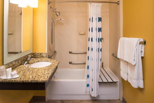 Phòng tắm tại TownePlace Suites by Marriott Anaheim Maingate Near Angel Stadium