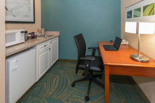 Kuchyň nebo kuchyňský kout v ubytování SpringHill Suites by Marriott Orlando North-Sanford