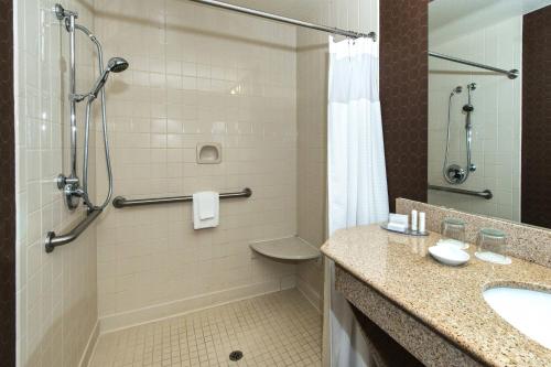 Koupelna v ubytování SpringHill Suites by Marriott Orlando North-Sanford
