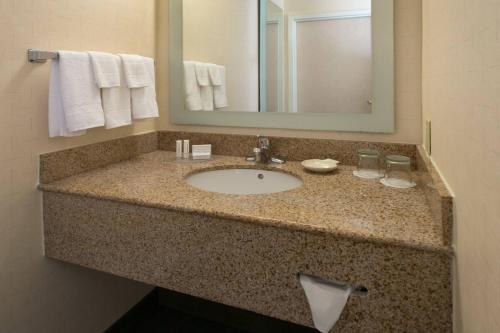 Koupelna v ubytování SpringHill Suites by Marriott Orlando North-Sanford
