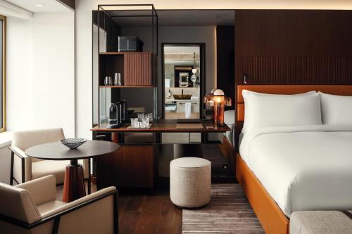 Postel nebo postele na pokoji v ubytování Fairmont Golden Prague