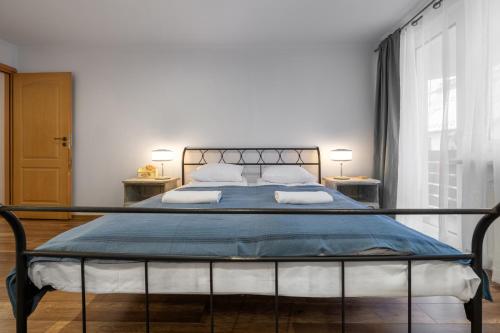 a bedroom with a large bed with a blue blanket at RentPlanet - osiedle Kasprusie in Zakopane
