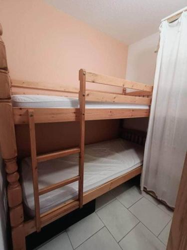 quelques lits superposés dans une chambre dans l'établissement Appartement avec balcon au pied des pistes, à Lélex
