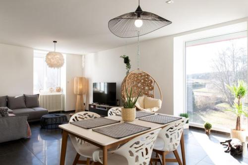 un salon avec une table, des chaises et un canapé dans l'établissement Magnifique maison individuelle avec piscine, à Langogne