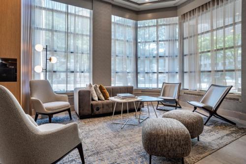 Posezení v ubytování Sheraton Suites Wilmington Downtown