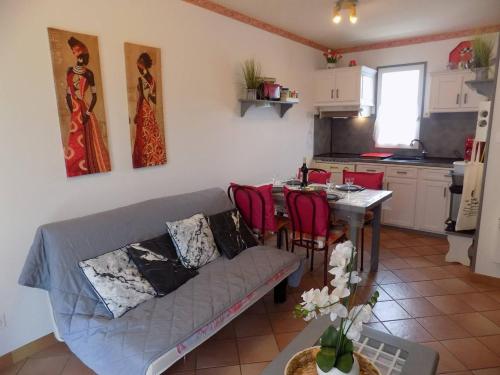 Photo de la galerie de l'établissement Saint Palais sur Mer - APPARTEMENT Thalassa - CORNICHE et PLAGE de NAUZAN, à Saint-Palais-sur-Mer