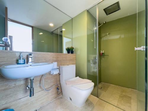 łazienka z toaletą, umywalką i prysznicem w obiekcie Vortex Suites klcc By Sky House w Kuala Lumpur