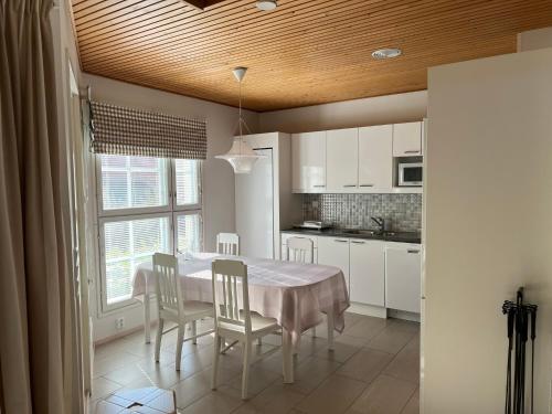 a dining room with a table and chairs in a kitchen at Katinkulta Apartments in Vuokatti
